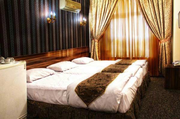 اتاق سه تخته هتل آپارتمان ایلیا مشهد